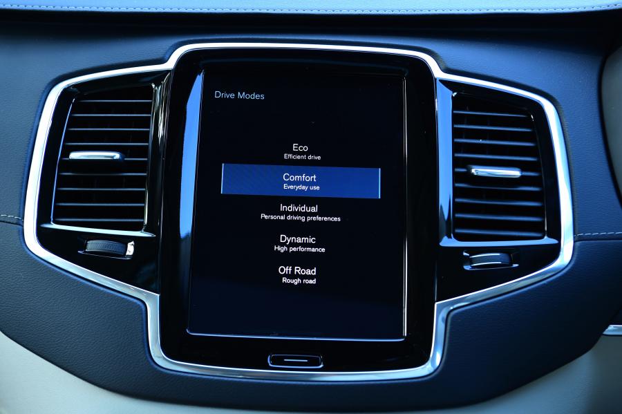 Детали интерьера Volvo XC90 B5 Inscription 2019 года  (UK) (фото 11 из 40)